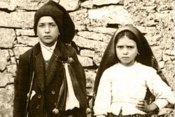 Criança curada por intercessão dos pastorzinhos acompanhará canonização Criança curada por intercessão dos pastorzinhos acompanhará canonização