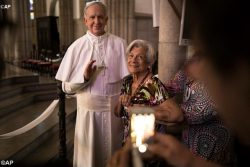 Estátua de cera de Papa Francisco é apresentada em Petrópolis