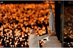 Bênção das velas ilumina a noite de Fátima Bênção das velas ilumina a noite de Fátima