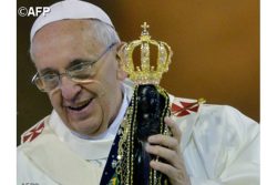 Aparecida: Papa coloca aos pés de Maria a vida do povo latino-americano Aparecida: Papa coloca aos pés de Maria a vida do povo latino-americano