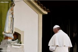 Francisco reza na Capelinha das Aparições Francisco reza na Capelinha das Aparições