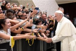 Jovens ao Papa: se poderosos da terra não se comovem, o que será de nós? Jovens ao Papa: se poderosos da terra não se comovem, o que será de nós?