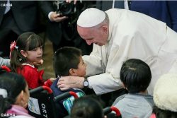 Papa a crianças enfermas: levarei a vocês a carícia de Jesus