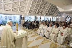 Homilia em Santa Marta: "ser sal e luz do mundo" e confiar na ação do Espírito