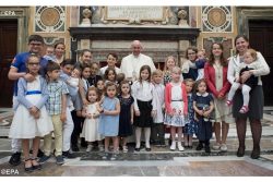 Papa: família, fermento que ajuda a fazer crescer um mundo mais humano