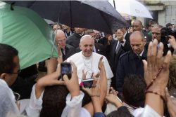 JMJ do Rio: repórter de TV ganha bênção do Papa em plena transmissão JMJ do Rio: repórter de TV ganha bênção do Papa em plena transmissão