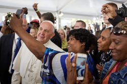 Papa diz que entristece ao ver fiéis e bispos tirando fotos durante a Missa papa-diz-que-entristece-ao-ver-fieis-e-bispos-tirando-fotos-durante-a-missa