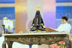 A bênção do Santíssimo para a novena da Padroeira 2018 Viva Nossa Senhora Aparecida