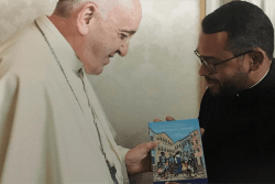 Padre Patriky entrega texto-base da CF 2020 ao Papa texto-base-papa-2020