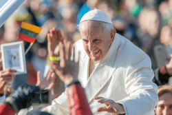 Carta Encíclica do Papa Francisco, Fratelli Tutti, para baixar papa-no-meio-do-povo